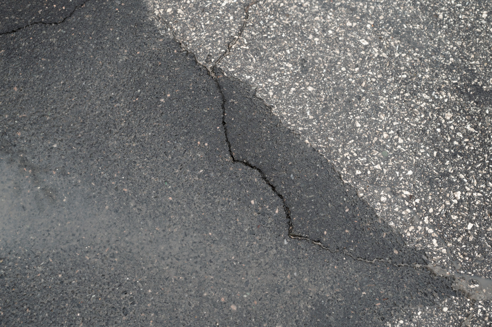 A Comprehensive Guide to Treating Cracks in Asphalt Paving i